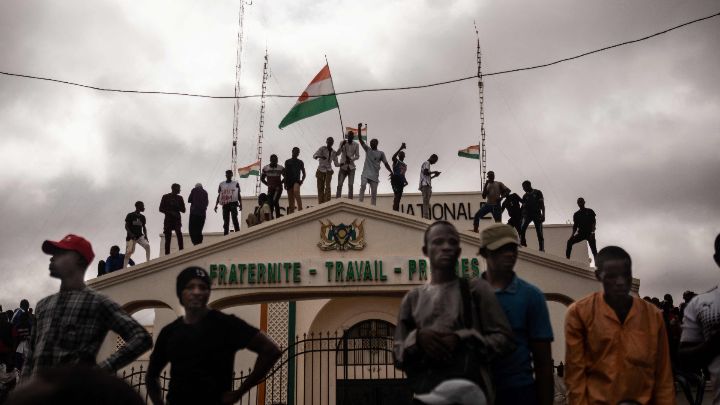 Níguer-Cientos de manifestantes se reunen en la Plaza de la Concertación, el día de la independencia en Niamey el 3 de agosto.