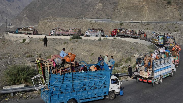 Pakistan-Camiones que transportan refugiados afganos se ven a lo largo de una carretera hacia la frontera entre Pakistán y Afganistán el 3 de noviembre. Más de 165.000 personas han huido.