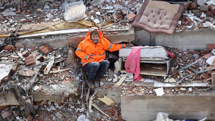 Turquía y Siria-Hombre toma la mano de su hija de 15 años, que murió en el terremoto de magnitud 7,8.