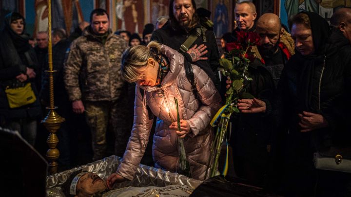 Ucrania-Cercanos se despiden al militar ucraniano Denys Galushko, fallecido mientras combatía contra tropas rusas durante invasión militar.