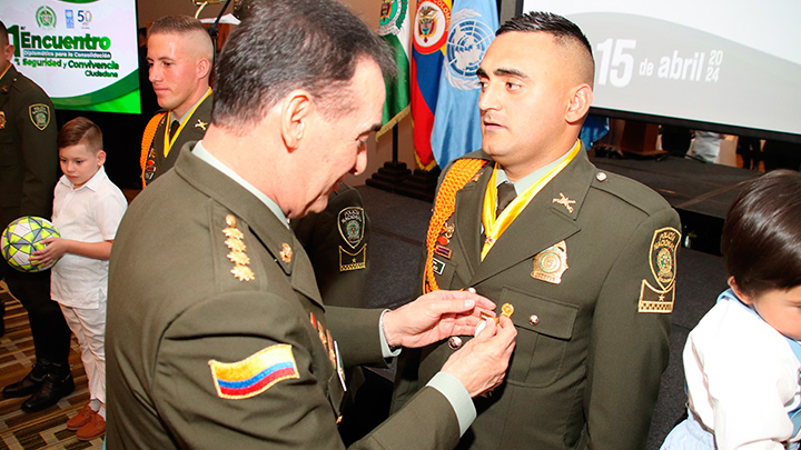 Así fueron condecorados los uniformados del Grupo de Carabineros de la Denor.