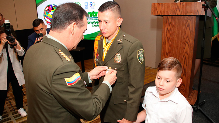 Así fueron condecorados los uniformados del Grupo de Carabineros de la Denor.