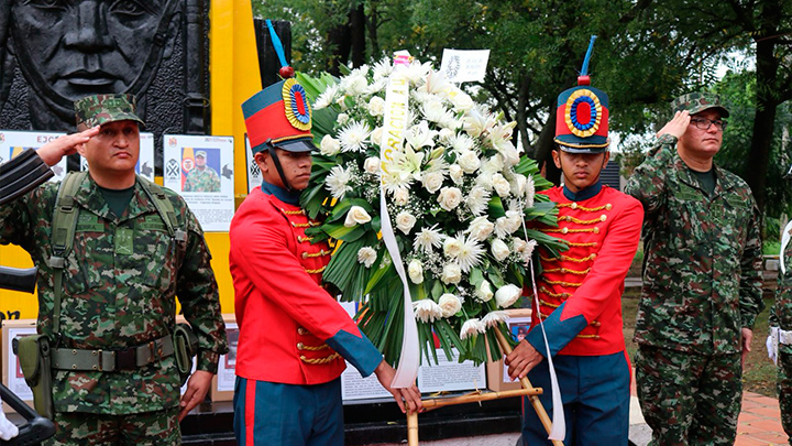 Una ofrenda floral adornó el monumento a los Héroes Caídos.