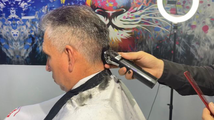 Corte de cabello con máquina.