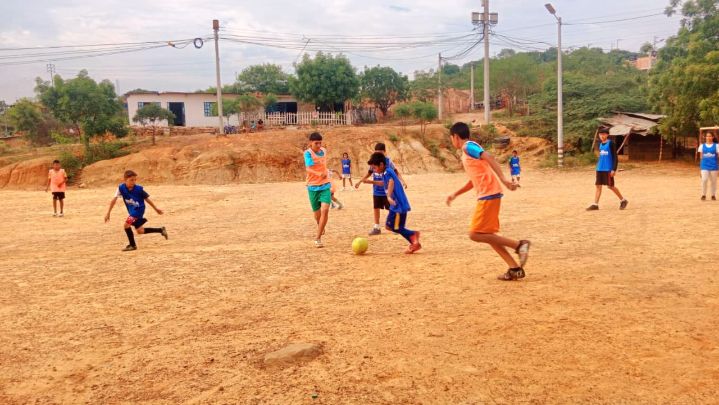 Los entrenamientos se dan en las canchas de las invasiones que están por el Anillo Vial Occidental.