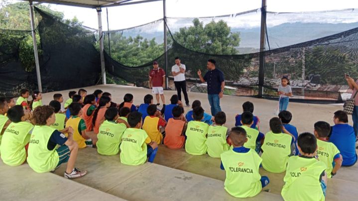 Los niños reciben charlas sobre ética y valores antes de cada entrenamiento.