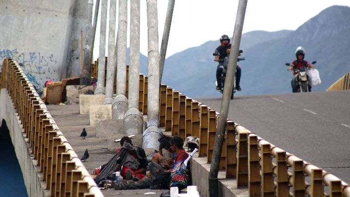 Durante todo el día, los habitantes de calle consumen sustancias alucinógenas en la infraestructura.