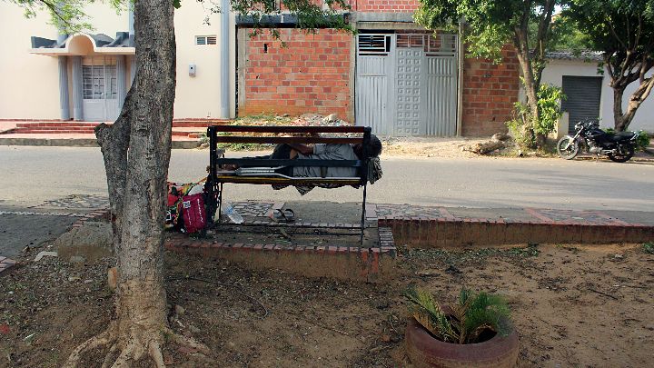 Los habitantes de calle aprovechan para dormir en el escenario.