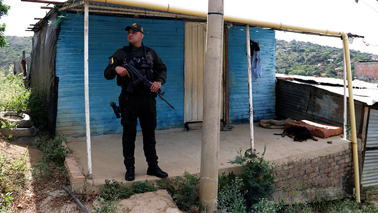 Las autoridades arrancaron con el allanamiento a dos viviendas de la zona.