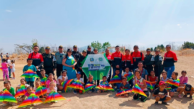 La cancha La Paz en Cerro Norte se convirtió en el escenario de un vibrante festival de cometas. 