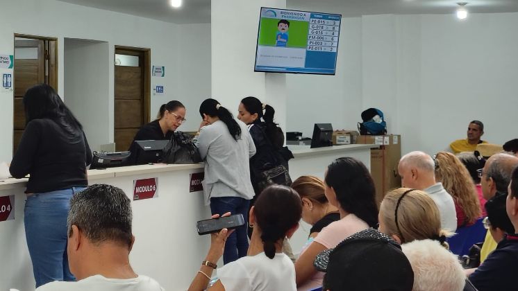 Los pacientes deben esperar hasta media jornada, para ser atendidos. Los turnos no pasan rápidamente. / Foto: Deicy Sifontes / La Opinión