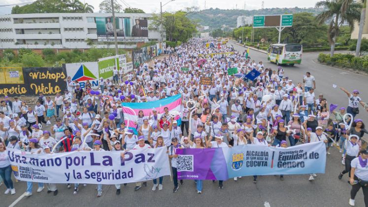 Organizaciones de mujeres y de la comunidad LGBTIQ+, también se sumaron a la marcha. / Foto: Cortesía de la Alcaldía de Cúcuta / La Opinión