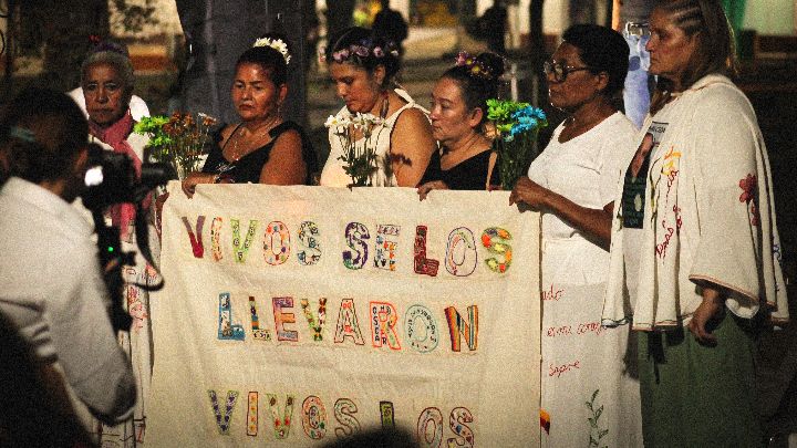 Las familiares de los desaparecidos también recuerdan a los mismos con pendones y afiches. / Foto: Cortesía.