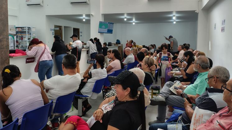 Pharmasan comenzó a despachar medicinas a los usuarios de Sanitas el primero de octubre. Panorama en la sede de Quinta Oriental. / Foto: Deicy Sifontes / La Opinión 