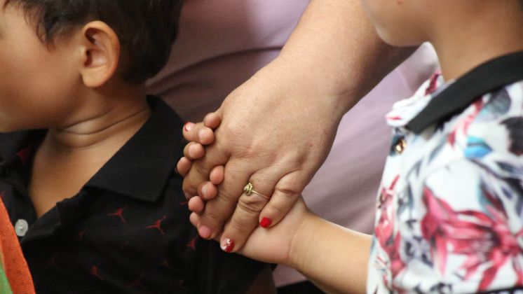 En su vocación de ser docentes, les aseguran a sus estudiantes sostenerlo en cada adversidad. / Foto: Carlos Ramírez / La Opinión 