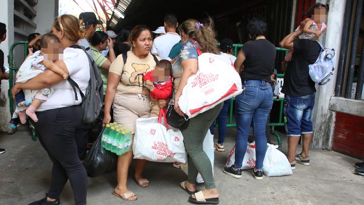 Lo ideal es que el jefe de cada núcleo familiar sea quien se presente a reclamar las ayudas. / Foto: Carlos Ramírez / La Opinión 