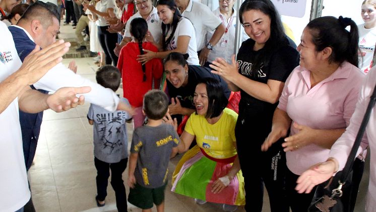 Los menores fueron recibidos efusivamente por los maestros. / Foto: Carlos Ramírez / La Opinión 