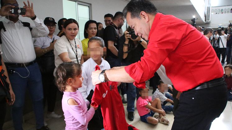 El gobernador de Norte de Santander, William Villamizar hizo entrega de uniformes y útiles escolares. / Foto: Carlos Ramírez / La Opinión 