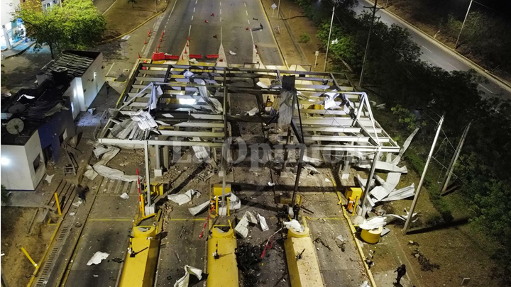 El peaje quedó completamente destrucido 