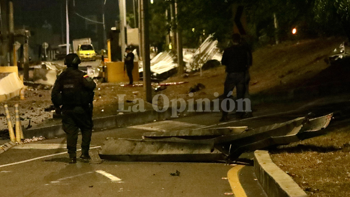 Integrantes del Grupo de Operaciones Especiales de la Policía Metropolitana de Cúcuta y personal antiexplosivos inspeccionaron el lugar.