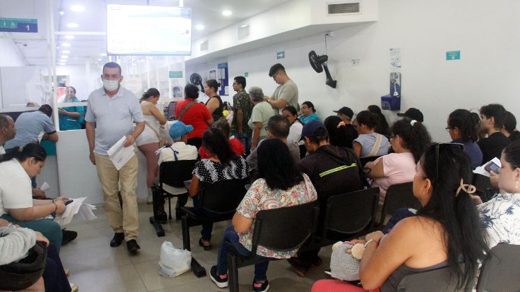 Los usuarios hacen largas filas para recibir medicamentos