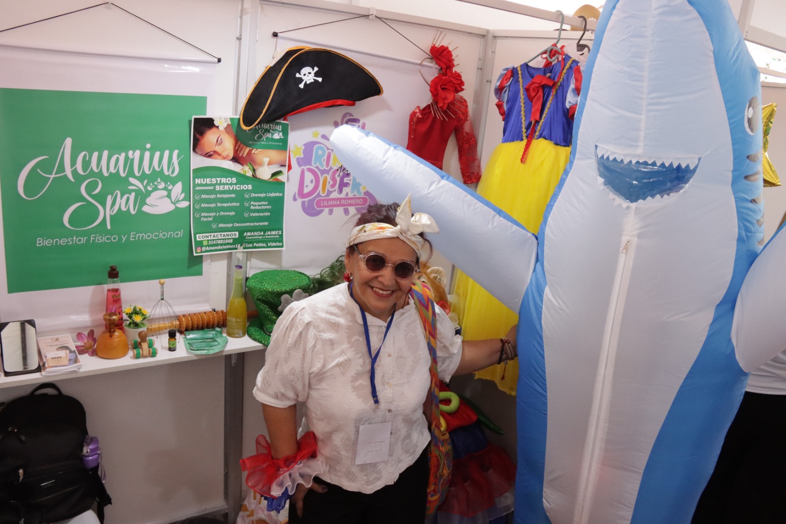 Un particular stand que ofrece servicio de alquiler de disfraces