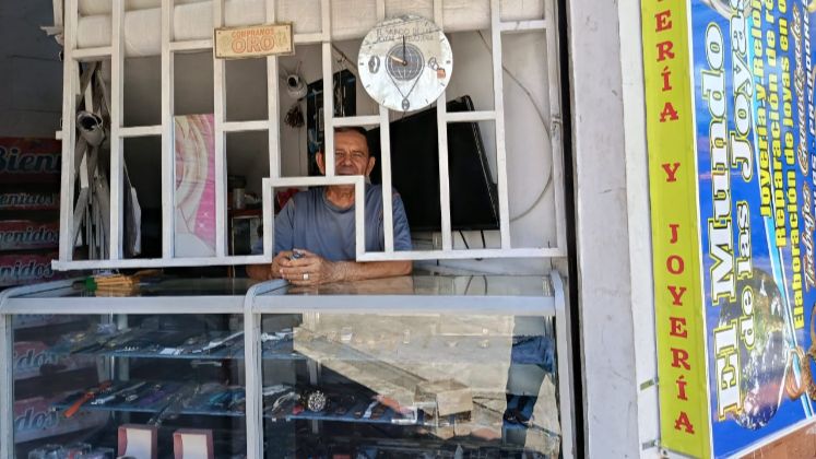 Desde 1980 Luis Suarez se dedica a arreglar relojes.