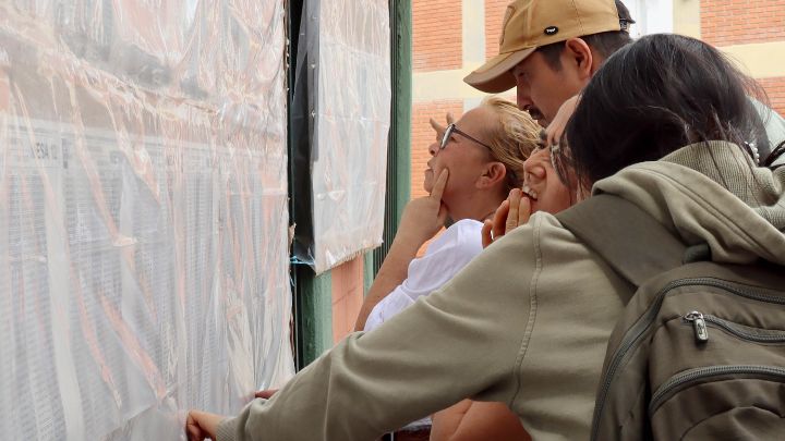Con lupa, así buscaron su cédula para ubicar la mesa muchos electores en el área metropolitana./Foto Carlos Ramírez/La Opinión