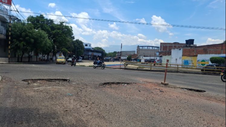 Huecos en la avenida 10 con Canal Bogotá se han expandido desde hace tres meses