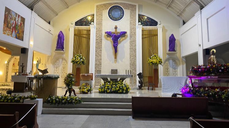 La comunidad ha contribuido para mejorar la fachada y el altar de la iglesia