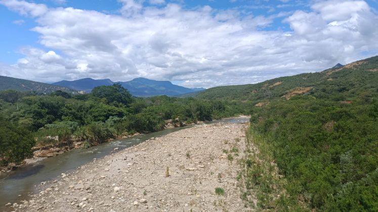 A diario algunos habitantes deben cruzar el río Pamplonita