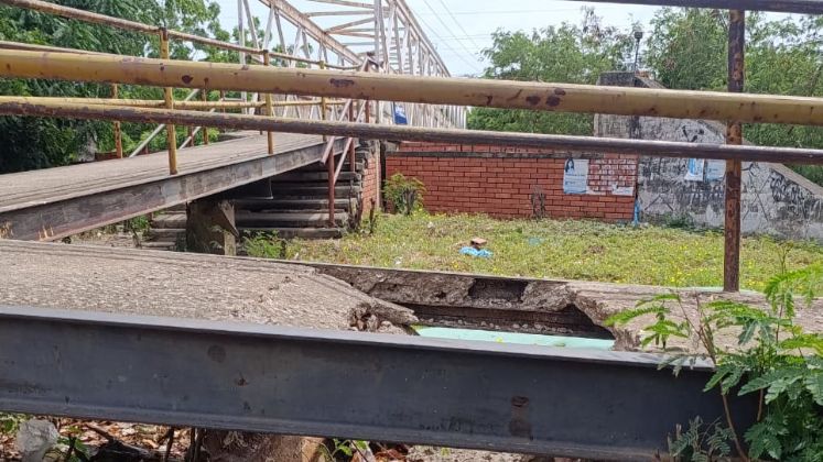 Ciudadanos denuncian que esta estructura presenta oxidación, huecos, grietas y otros daños en su base