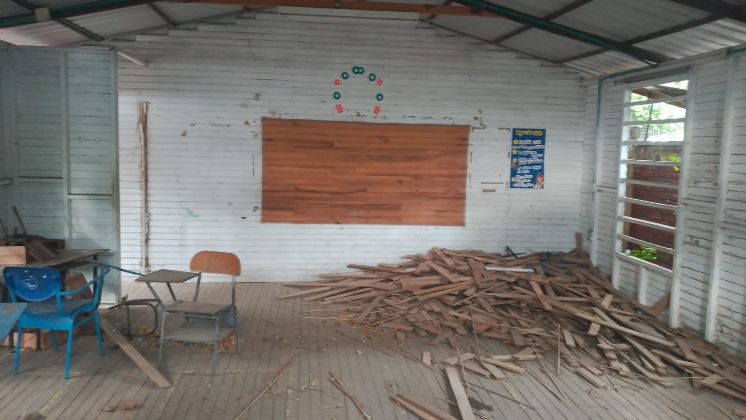 La humedad en la madera ha ocasionado malos olores y malestar dentro de la institución educativa