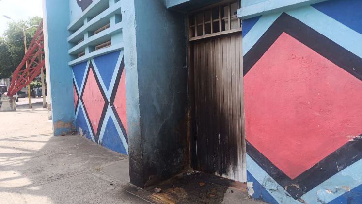 Quemas de colchones y otros materiales han causado daños en la estructura