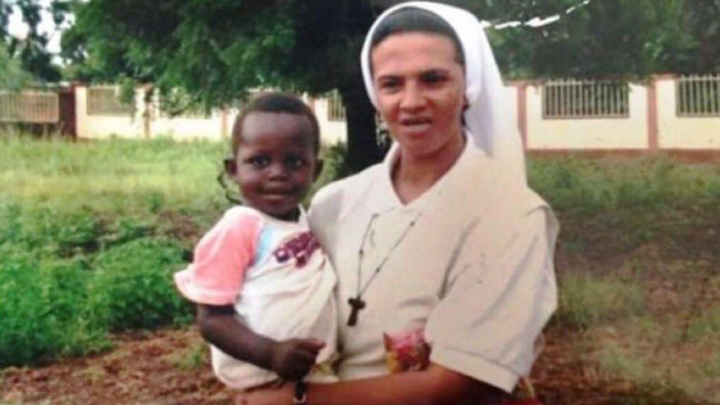 a hermana Gloria permaneció más de una década en África cuidando bebés abandonados y enfermos