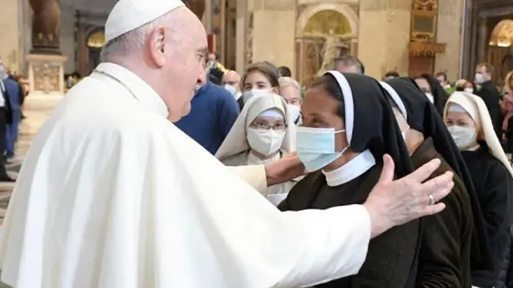 Tras la liberación fue recibida por el fallecido papa Francisco en elVaticano quien destacó la fuerza espiritual al soportar el sufrimiento.