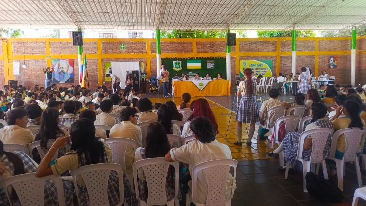 El lanzamiento del libro fue ayer en la Institución Educativa Julio Pérez Ferrero. -Fotos Angie Jaimes.