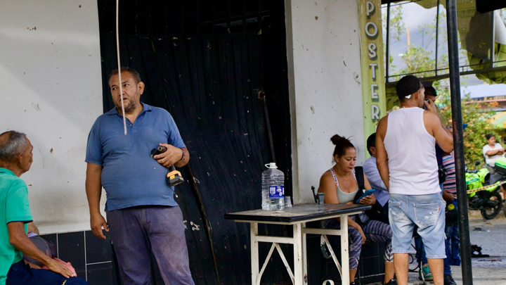 El atentado generó graves afectaciones en la estación de Policía y dejó daños visibles en la zona./La Opinión