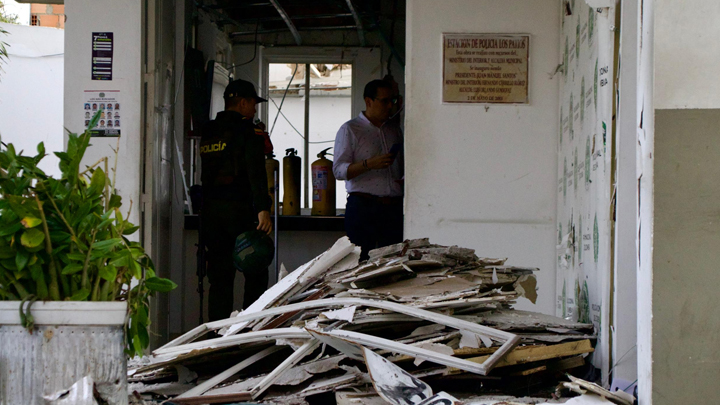 La estación de Policía quedó seriamente afectada luego de la explosión del vehículo cargado con explosivos./La Opinión