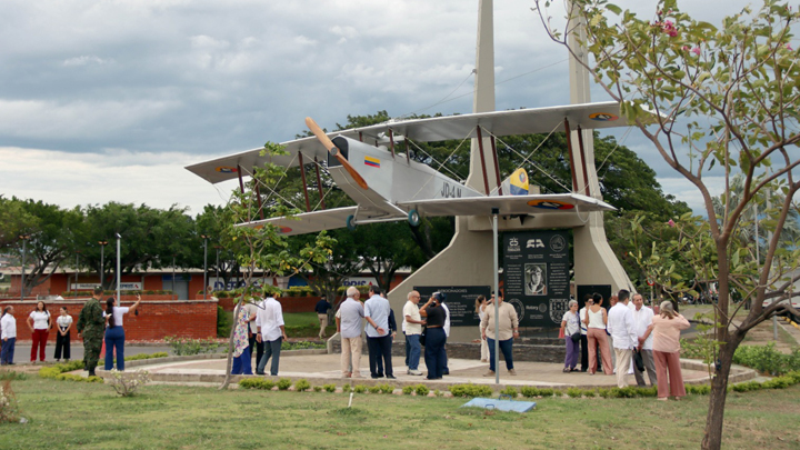 La réplica exacta del avión Santander fue instalada en la entrada del aeropuerto.