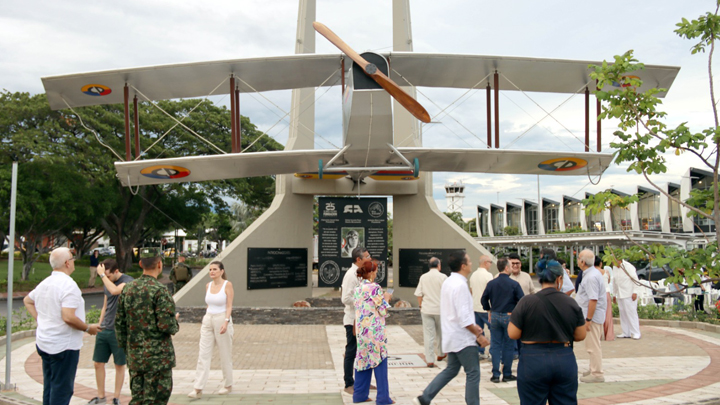 El monumento es una réplica fiel de la aeronave Santander, el mismo avión con el que Daza hizo historia en la aviación colombiana.