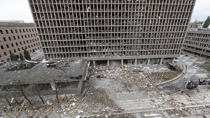 una camioneta alquilada cargada con 950 kilos de explosivos fabricados a base de fertilizantes explota al pie de la torre que alberga la sede del Primer ministro./Foto: AFP
