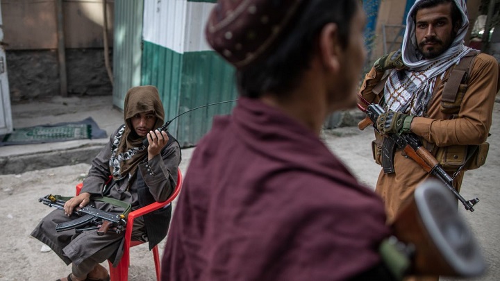 Talibanes cuelgan cadáveres de secuestradores en plazas
