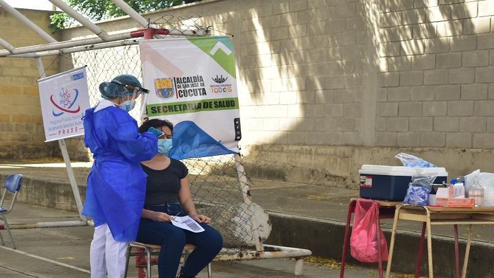 Jornada de pruebas COVID-19 en el colegio San Bartolomé del barrio Comuneros, Atalaya./Foto: La Opinión