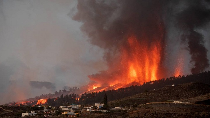 La lava del volcán en Canarias obliga a evacuar a 5.000 personas