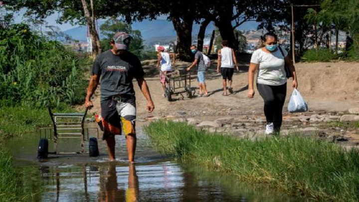 Los carretilleros de la frontera./Foto: ElColombiano