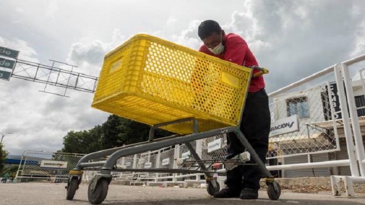 Los carretilleros de la frontera./Foto: ElColombiano