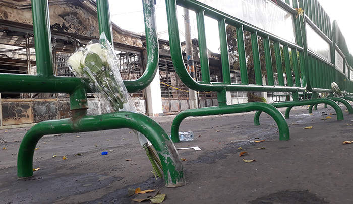 Con flores rinden homenaje a las víctimas