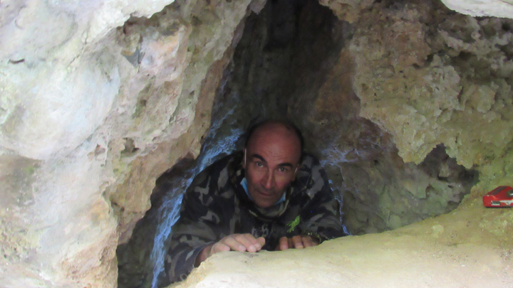 El espacio de ingreso a la cueva es muy pequeño.