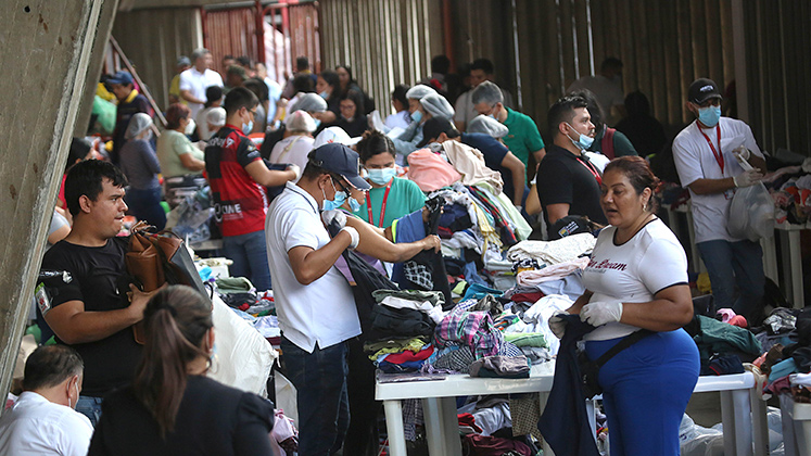 La solidaridad de la población hacia los desplazados se ha sentido en las donaciones, pero no son suficientes./ Foto Carlos Ramírez-La Opinión